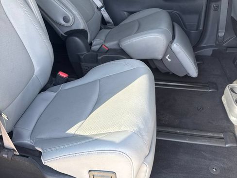 Used 2023 Toyota Sienna Limited FWD image 24