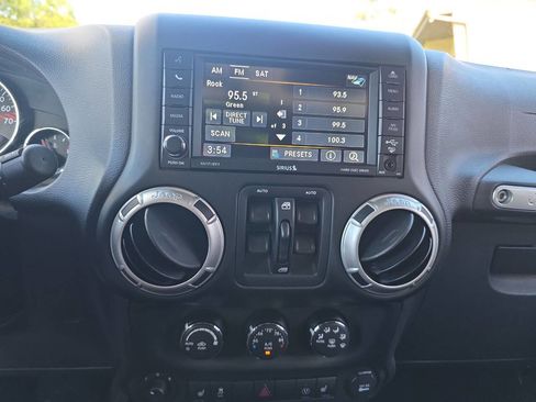 Used 2016 Jeep Wrangler Unlimited Rubicon image 15