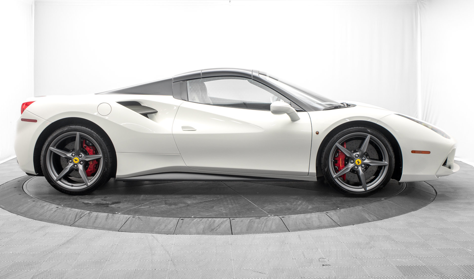 Used 2018 Ferrari 488 Spider RWD image 10