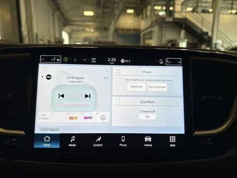 Used 2025 Chrysler Pacifica Select image 24