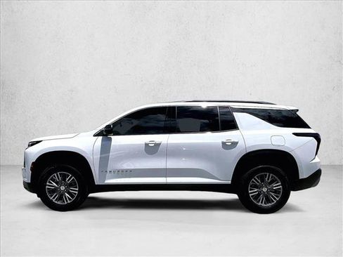 Used 2025 Chevrolet Traverse LT FWD image 6