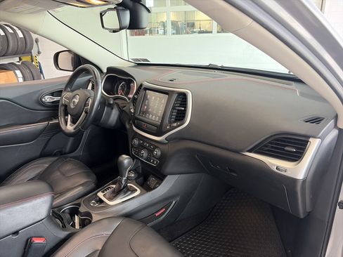 Used 2016 Jeep Cherokee Trailhawk w/ Comfort/Convenience Group AWD/4WD image 36