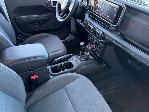 Used 2024 Jeep Gladiator Rubicon w/ Convenience Group image 16