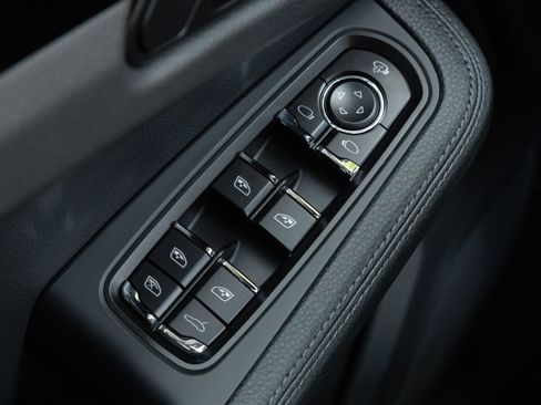 Used 2026 Porsche Macan AWD/4WD image 19