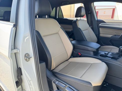 Used 2021 Volkswagen Atlas Cross Sport SE image 19