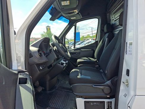 Used 2024 Mercedes-Benz Sprinter 2500 image 11