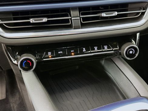 Used 2024 Chevrolet Equinox EV LT image 24