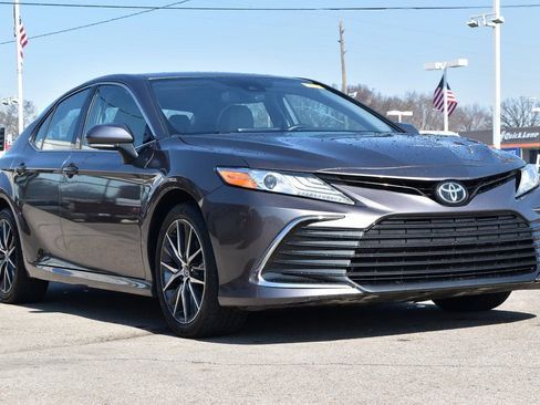 Used 2023 Toyota Camry XLE image 3