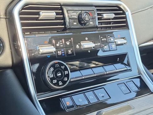 Used 2025 Nissan Armada Platinum Reserve AWD/4WD image 17
