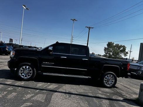 Used 2018 GMC Sierra 2500 Denali w/ Duramax Plus Package AWD/4WD image 2
