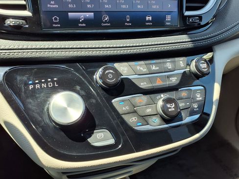 Used 2024 Chrysler Pacifica Touring-L FWD image 21