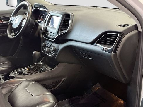 Used 2019 Jeep Cherokee Latitude Plus AWD/4WD image 28