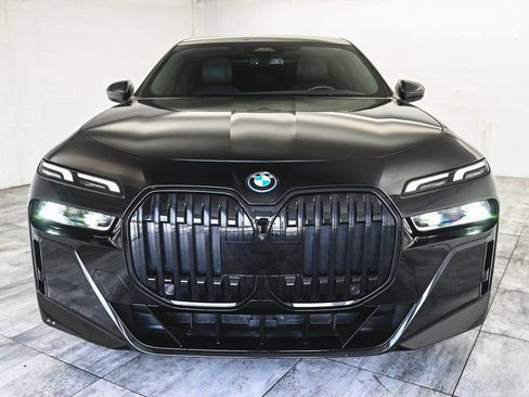 Used 2023 BMW i7 xDrive60 w/ Parking Assistance Package AWD/4WD image 2