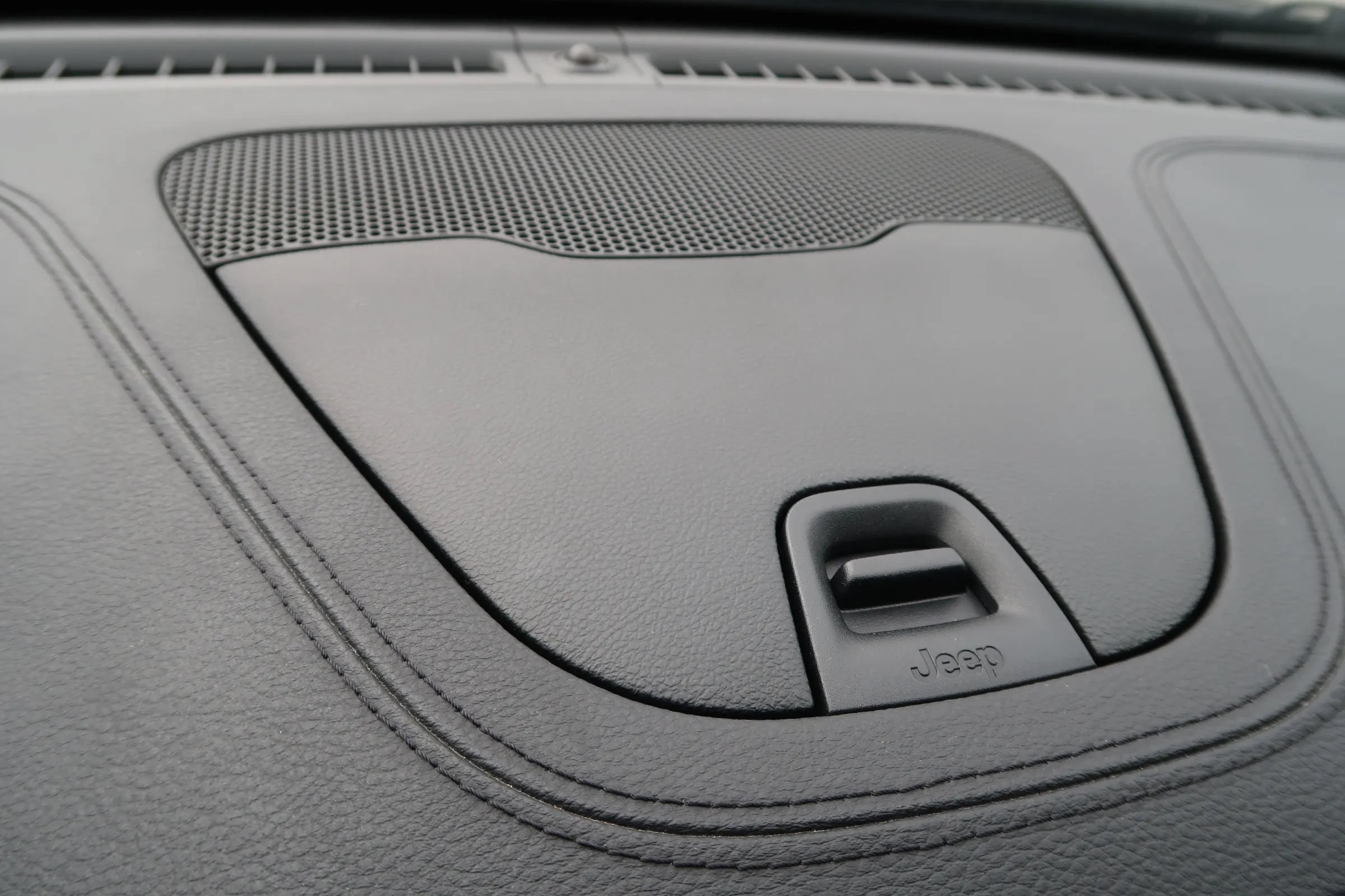 Used 2019 Jeep Cherokee Latitude w/ Popular Appearance Group FWD image 36