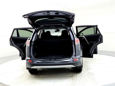 Used 2018 Toyota RAV4 XLE w/ Carpet Mat Package image 11