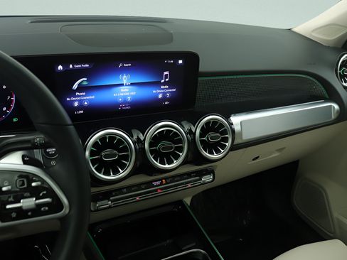Used 2023 Mercedes-Benz GLB 250 4MATIC image 9
