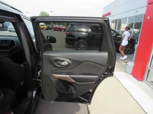Used 2018 Jeep Cherokee Latitude FWD image 16