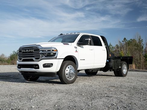 New 2026 RAM 4500 4x4 Crew Cab DRW w/ Laramie Trim Package image 3