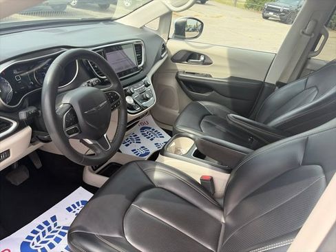 Used 2023 Chrysler Pacifica Touring-L FWD image 15