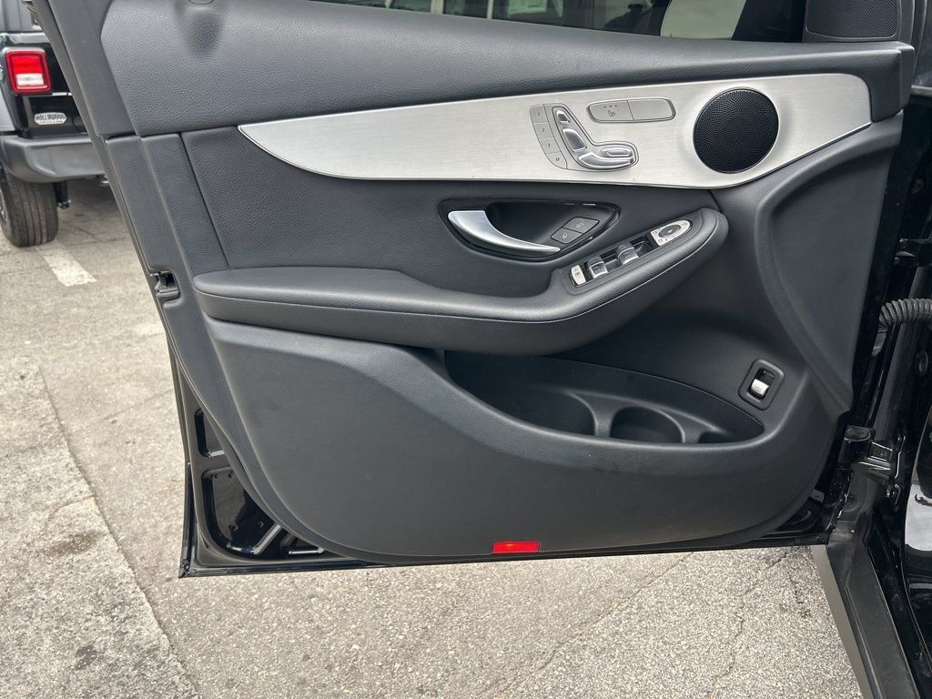Used 2022 Mercedes-Benz GLC 300 image 32