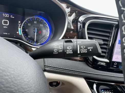 Used 2023 Chrysler Pacifica Limited FWD image 26