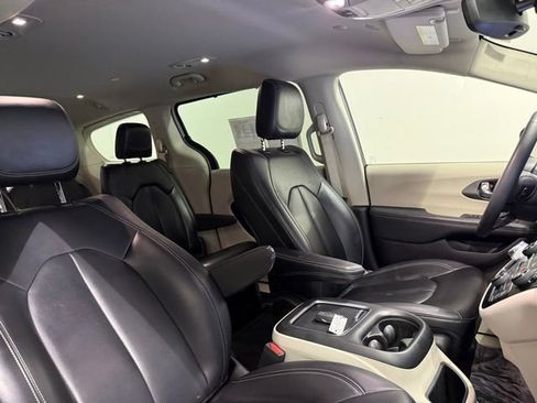 Used 2023 Chrysler Pacifica Touring-L image 29