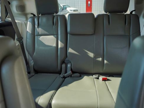 Used 2013 Volkswagen Routan SE FWD image 13