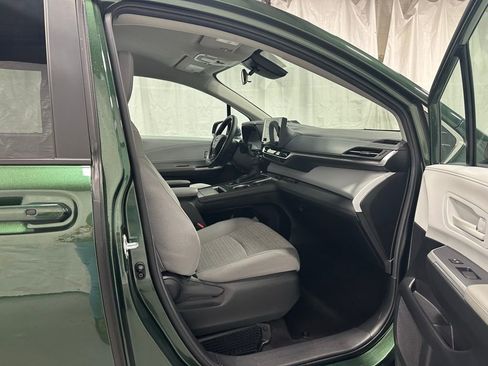 Used 2025 Toyota Sienna LE image 61
