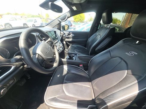 Used 2025 Chrysler Pacifica Limited FWD image 9