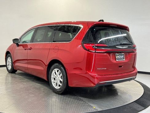 New 2026 Chrysler Pacifica Select image 5