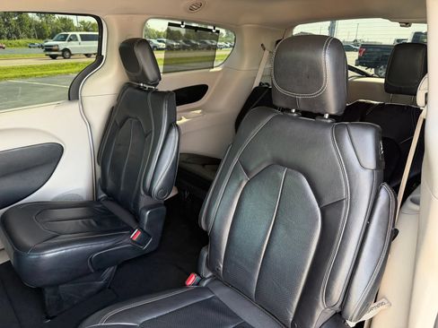 Used 2022 Chrysler Pacifica Touring-L FWD image 14
