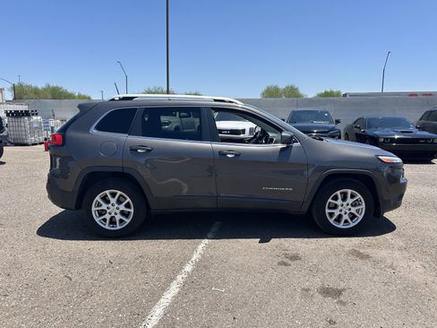 Used 2018 Jeep Cherokee Latitude Plus w/ Trailer Tow Group AWD/4WD image 5