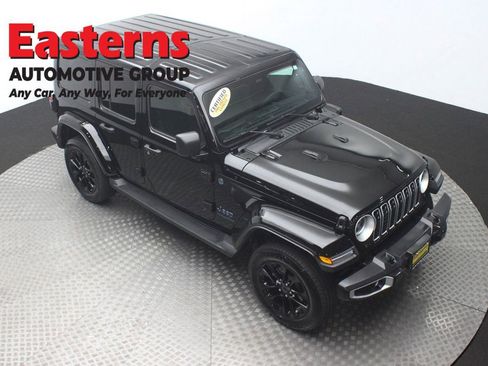 Used 2025 Jeep Wrangler Unlimited Sahara AWD/4WD image 3