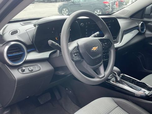 Used 2025 Chevrolet Trax LT FWD image 9