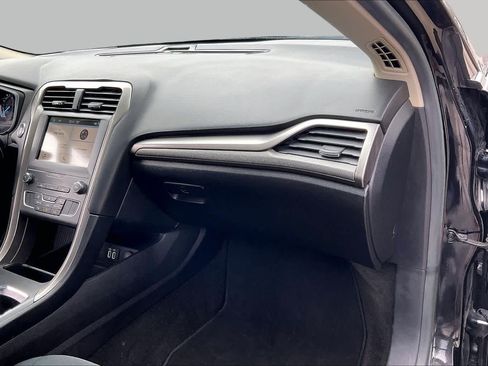 Used 2019 Ford Fusion SE FWD image 18