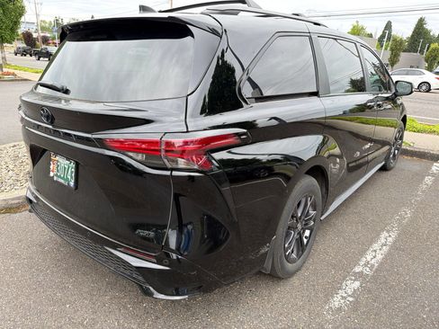 Used 2025 Toyota Sienna XSE w/ XSE Premium Package AWD/4WD image 4