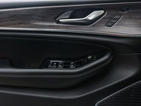 Used 2024 Jeep Grand Cherokee Overland w/ Luxury Tech Group IV image 23