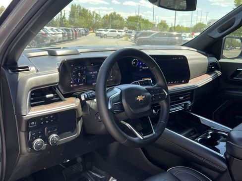 Used 2025 Chevrolet Suburban Premier AWD/4WD image 29