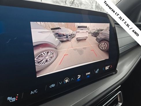 Used 2025 Chevrolet Traverse LT image 28