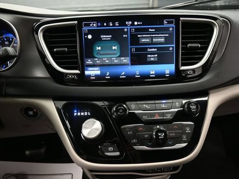 Used 2023 Chrysler Pacifica Touring-L FWD image 10