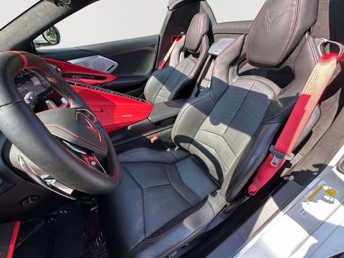 Used 2021 Chevrolet Corvette Stingray Premium Conv w/ Z51 Performance Package RWD image 32