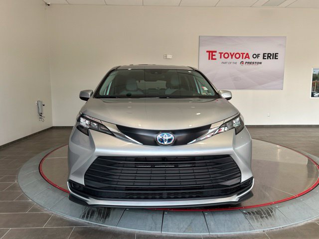 Used 2025 Toyota Sienna LE AWD/4WD image 2