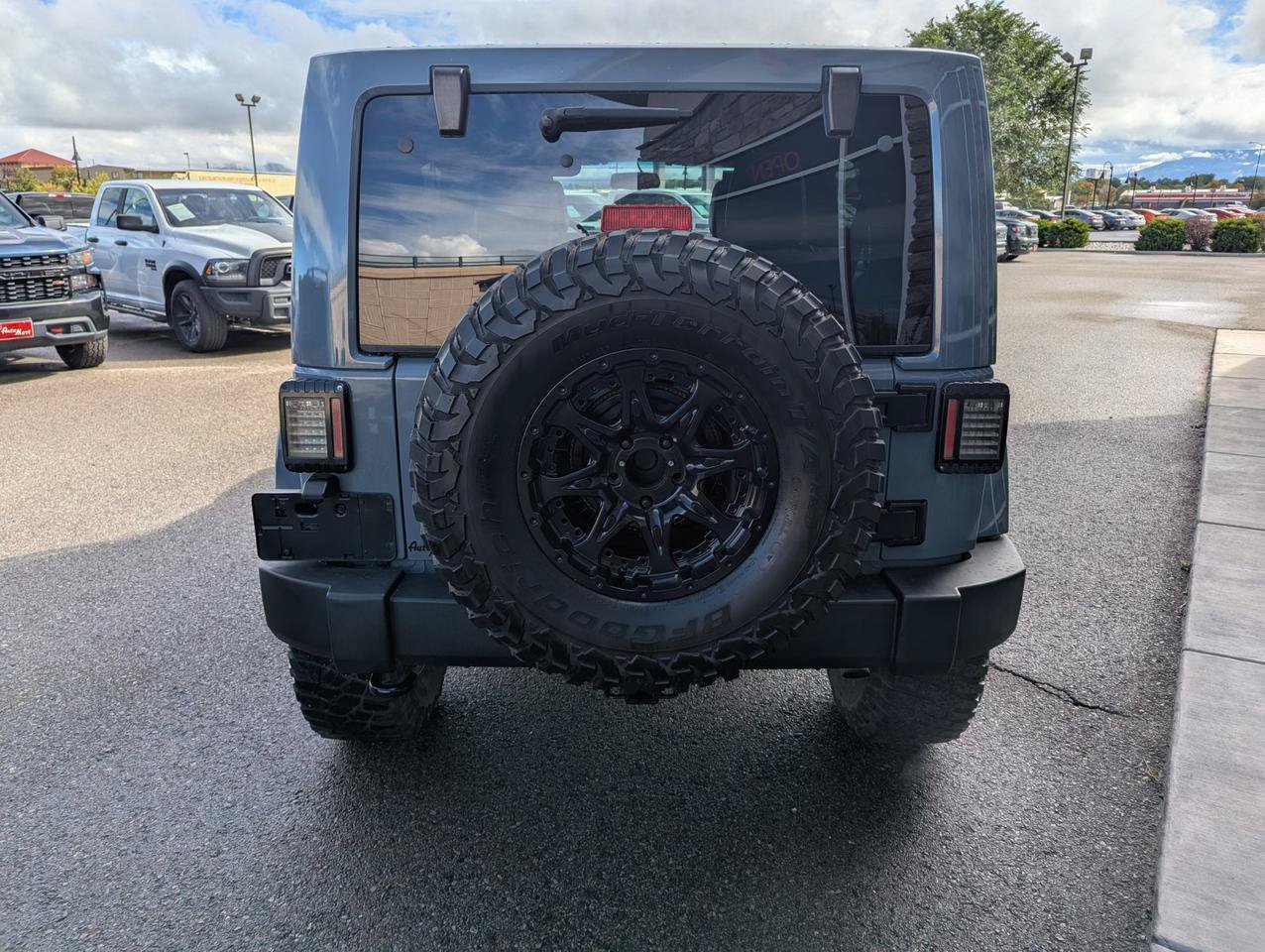 Used 2014 Jeep Wrangler Unlimited Sahara w/ Connectivity Group AWD/4WD image 4