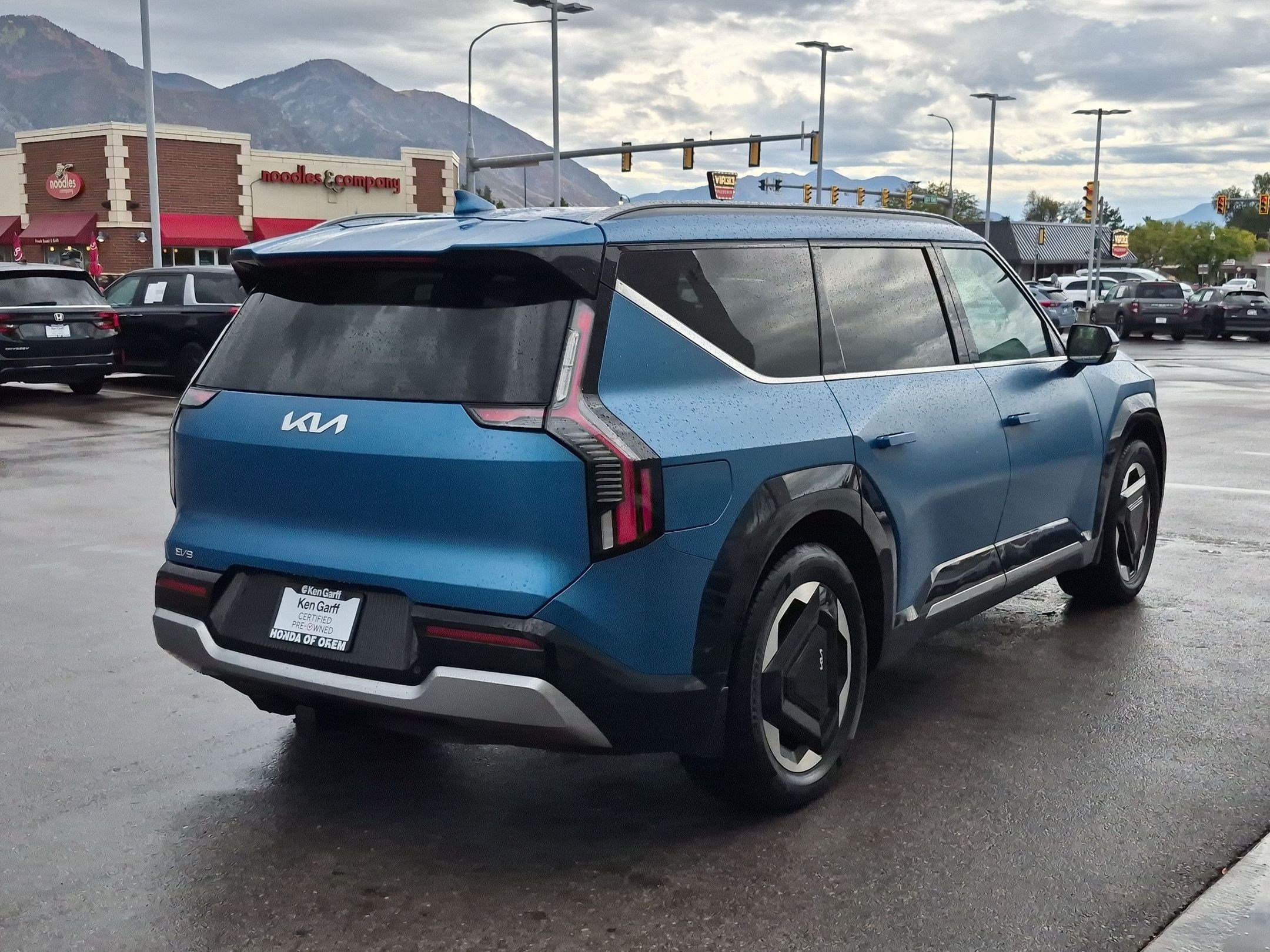 Used 2024 Kia EV9 Land w/ Towing Package AWD/4WD image 3