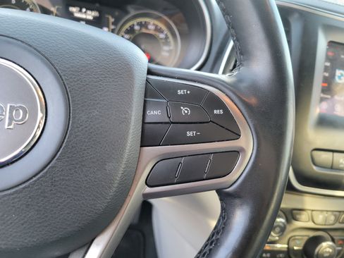 Used 2021 Jeep Cherokee Latitude Plus FWD image 22