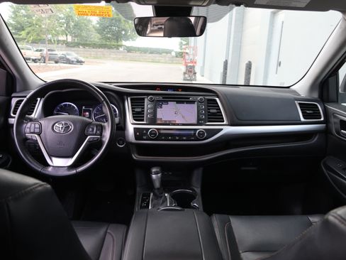 Used 2019 Toyota Highlander XLE FWD image 13
