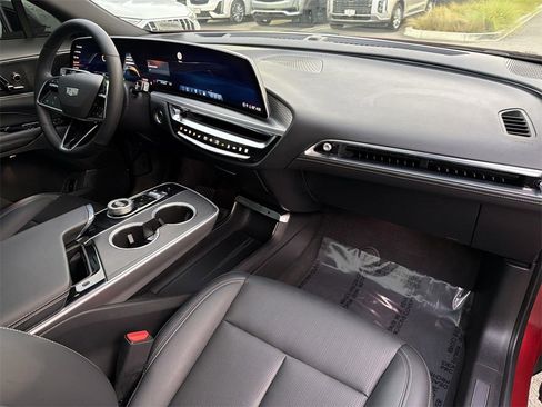 Certified 2024 Cadillac Lyriq Luxury image 33