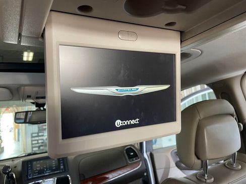 Used 2016 Chrysler Town & Country Limited Platinum FWD image 17