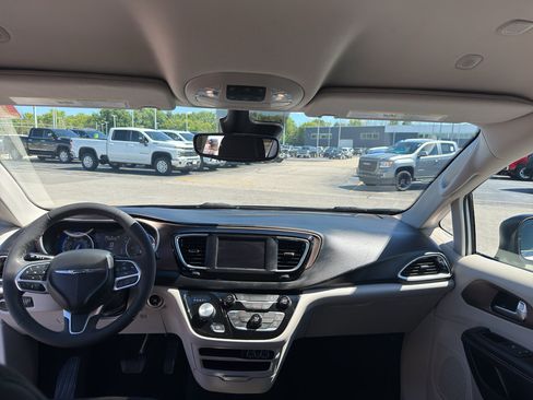 Used 2024 Chrysler Voyager LX FWD image 27