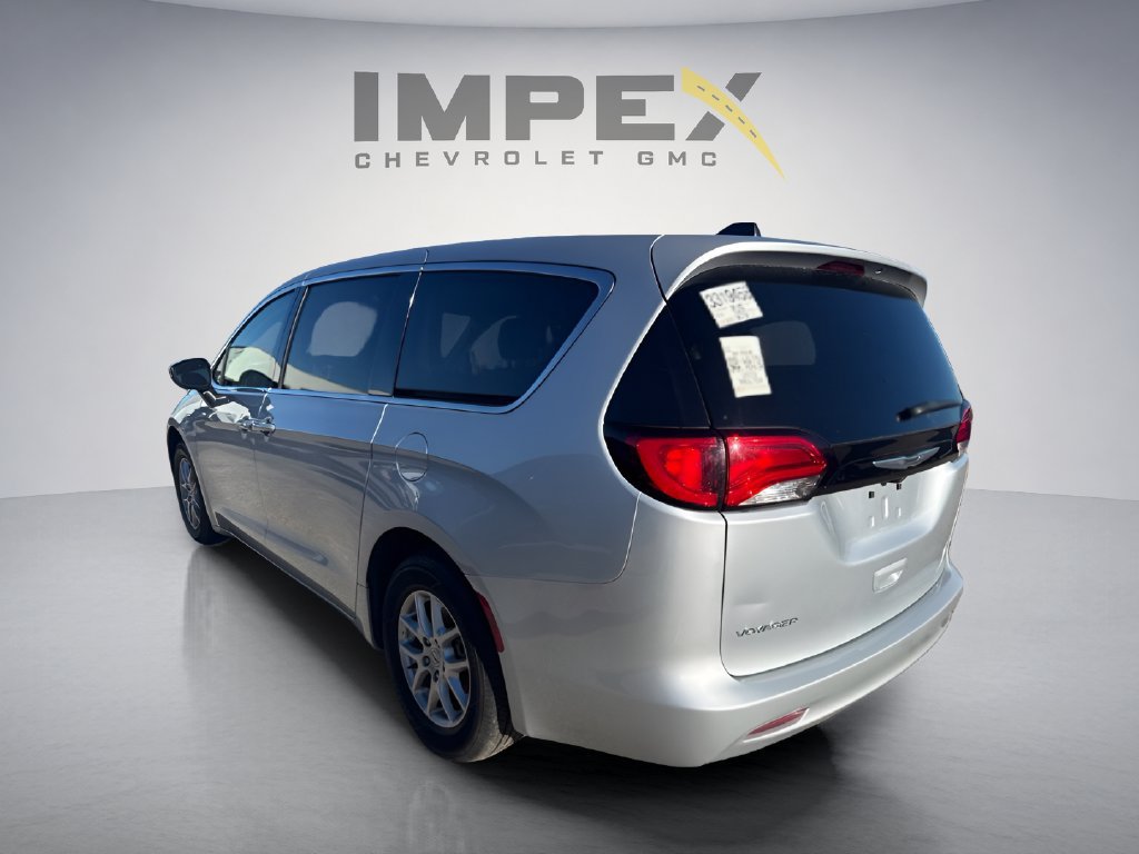 Used 2023 Chrysler Voyager LX FWD image 3
